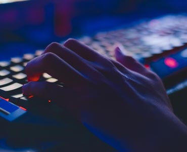 Pessoa digitando em teclado de computador